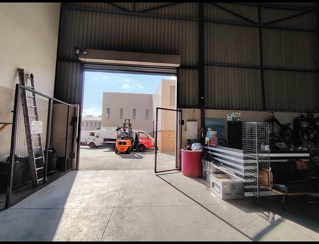 1,111M² WAREHOUSE TO LET IN AIRPORT PARK